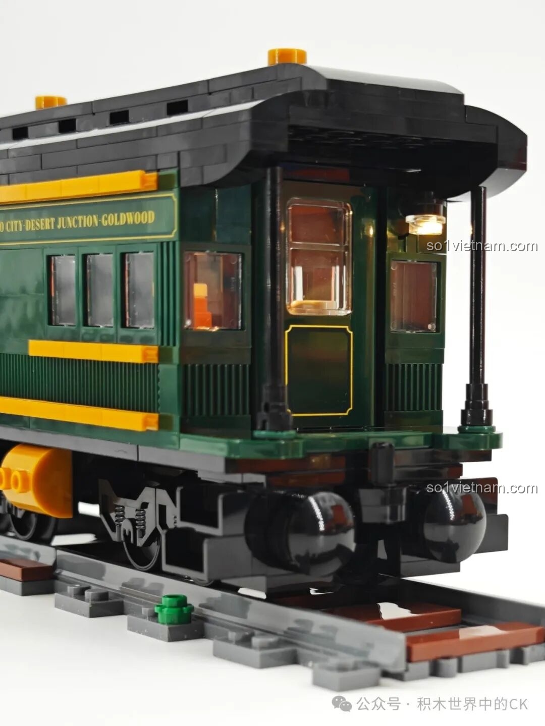 Mô hình tàu hỏa Funwhole F9036 đã hoàn thiện với đèn LED sáng.