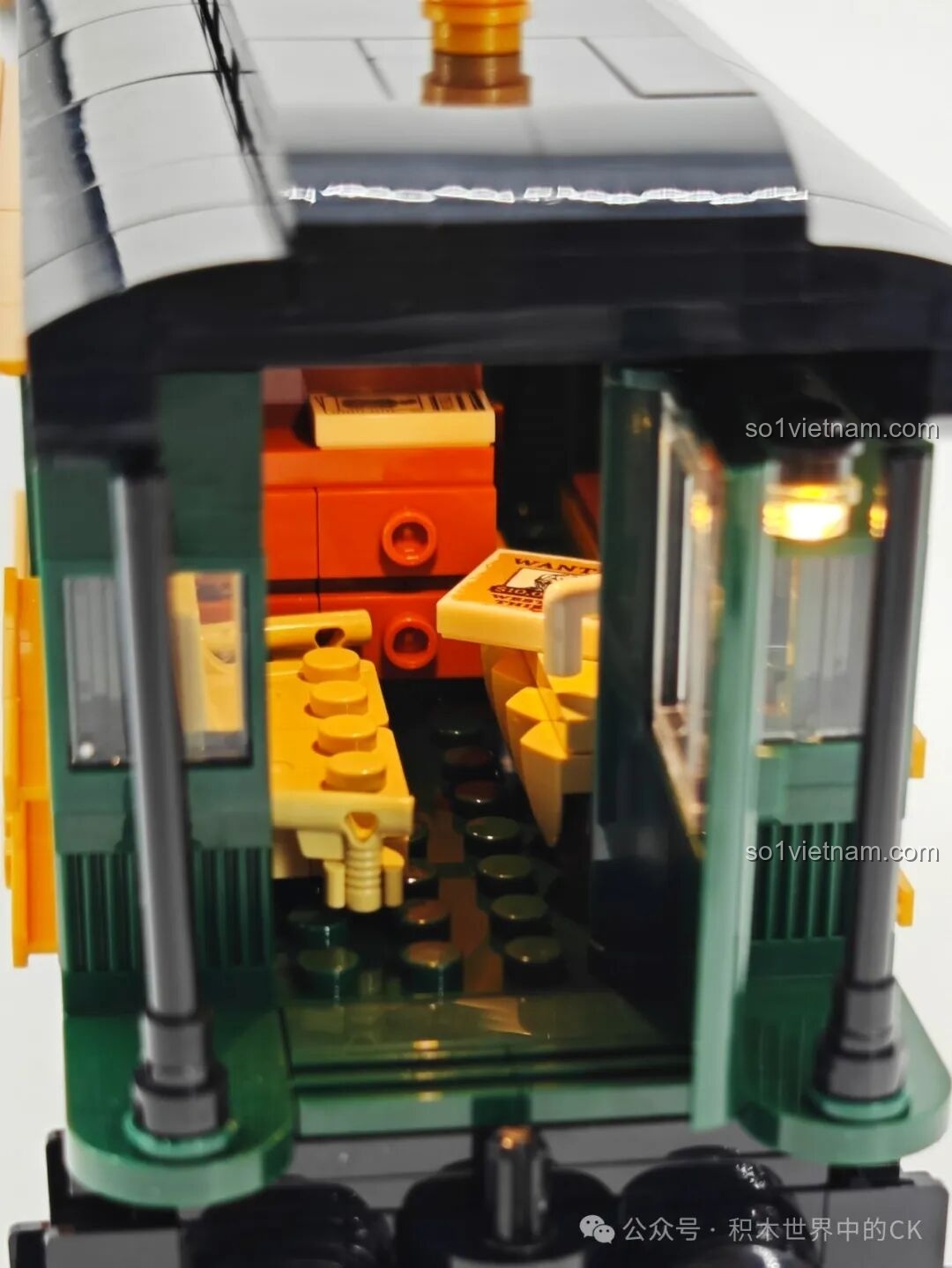 Mô hình tàu hỏa Funwhole F9036 đã hoàn thiện với đèn LED sáng.