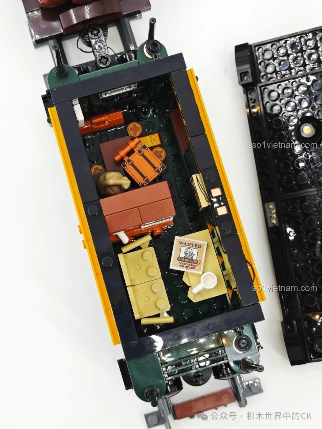 Mô hình tàu hỏa Funwhole F9036 đã hoàn thiện với đèn LED sáng.