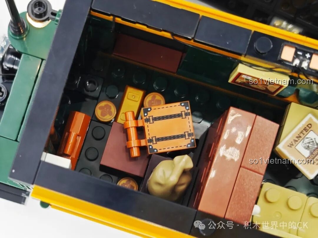 Mô hình tàu hỏa Funwhole F9036 đã hoàn thiện với đèn LED sáng.