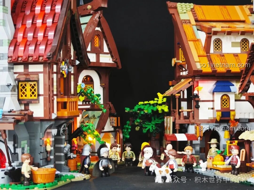 Mô hình Funwhole F9040 Xưởng Rèn Trung Cổ được đặt trong bối cảnh một thị trấn lắp ráp, cho thấy sự hòa hợp về kiến trúc.