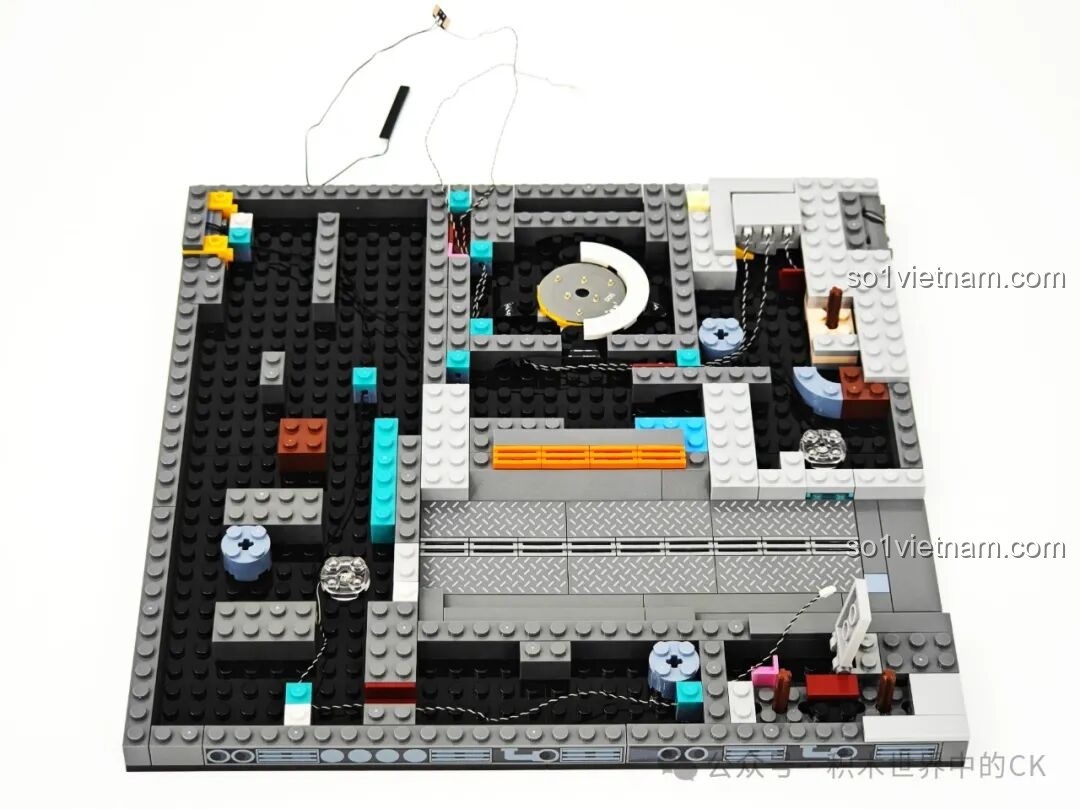 Phần đế của FunWhole F9042 đã được phủ các tấm gạch, chuẩn bị cho các tầng tiếp theo.