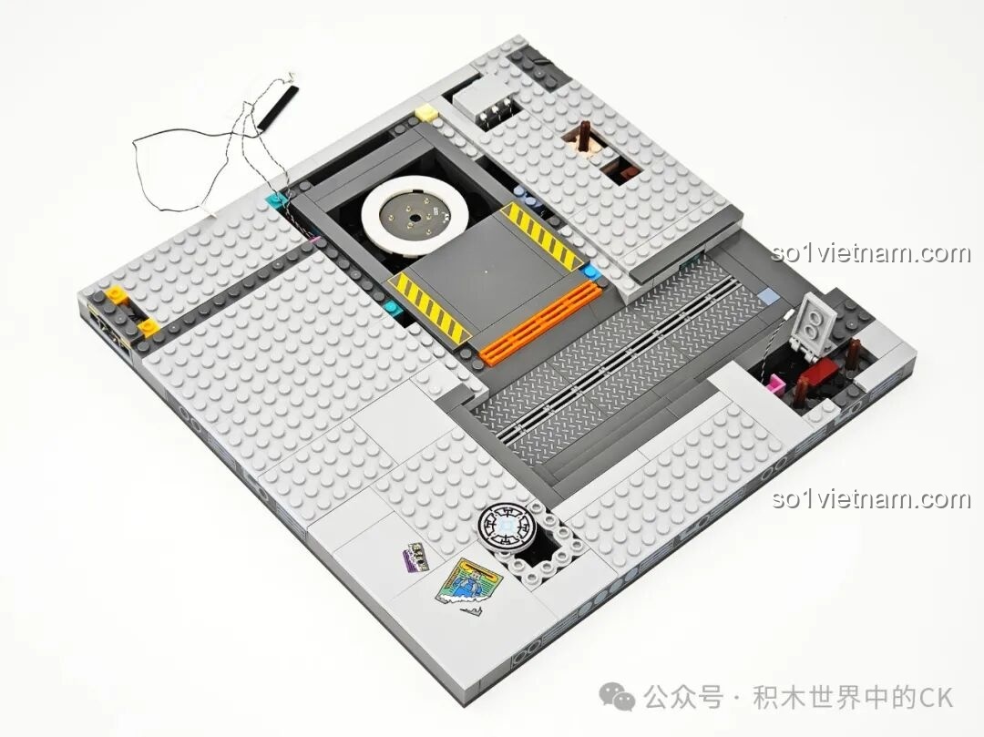 Một phần của tầng trệt FunWhole F9042 đang được xây dựng, với các chi tiết nội thất ban đầu.