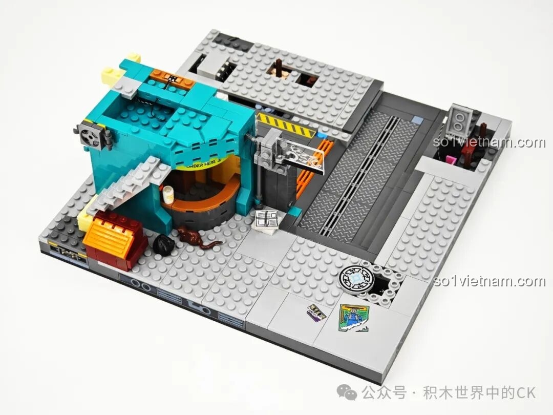 Tầng trệt của FunWhole F9042 với quán ăn và máy bán hàng tự động đang dần hoàn thiện.