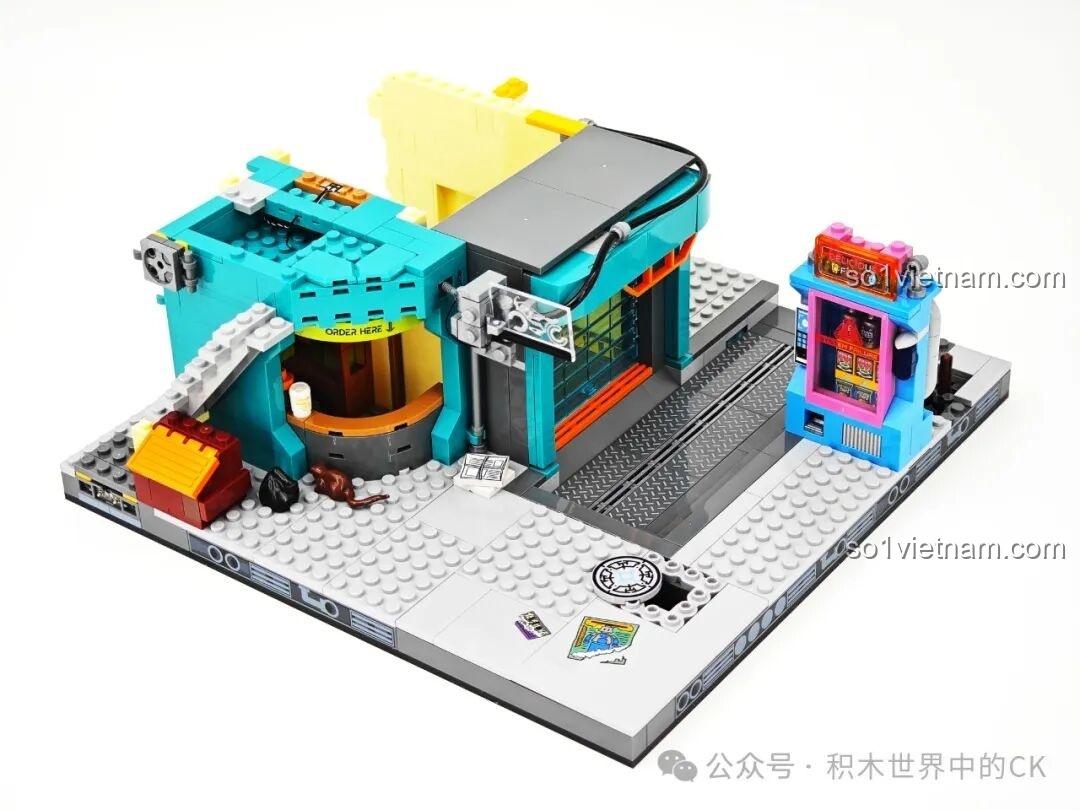 Phần nội thất của một tầng trong FunWhole F9042 với bàn làm việc và các chi tiết nhỏ.