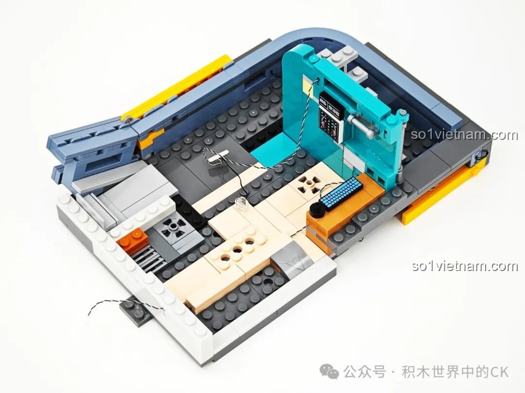 Cấu trúc tầng trệt và tầng một của FunWhole F9042 đang được kết nối, tạo hình dáng ban đầu của tòa nhà.