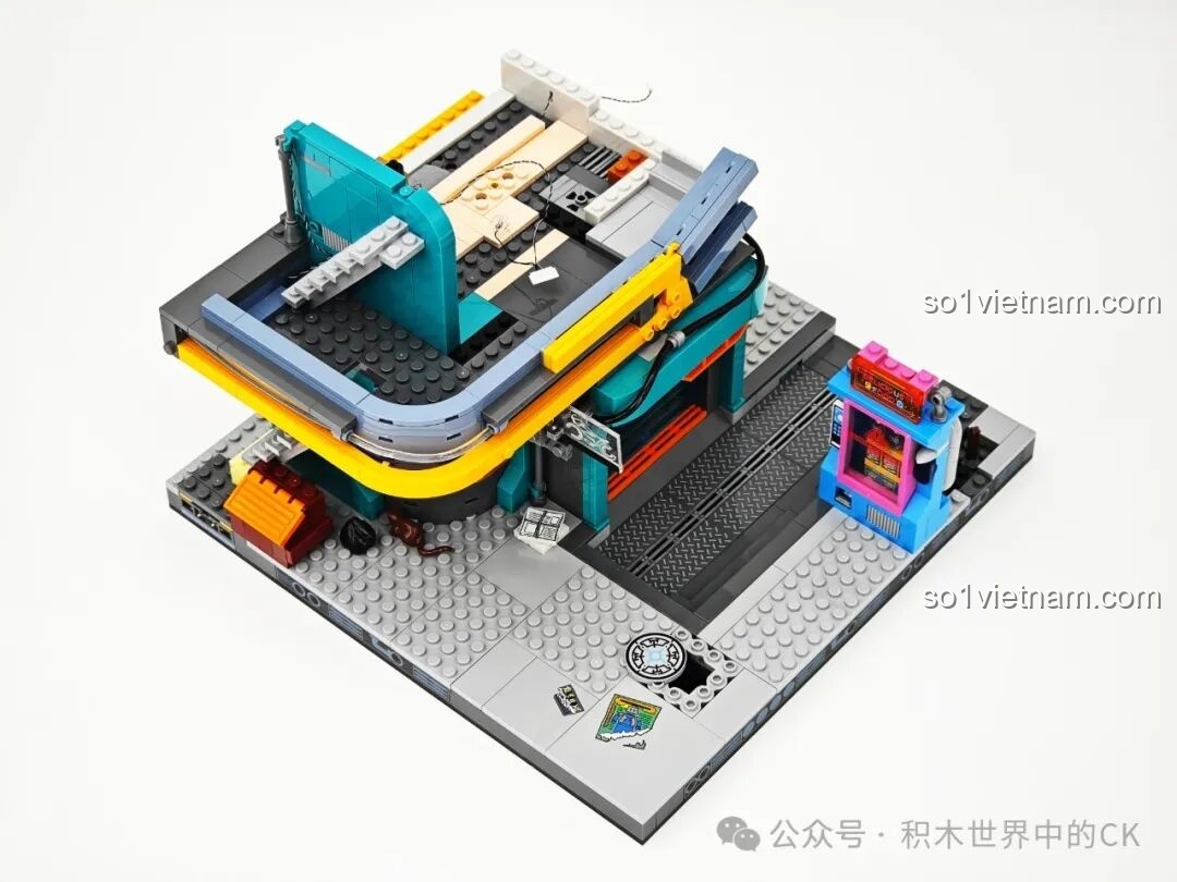 Tầng một của FunWhole F9042 với ban công và các chi tiết trang trí.