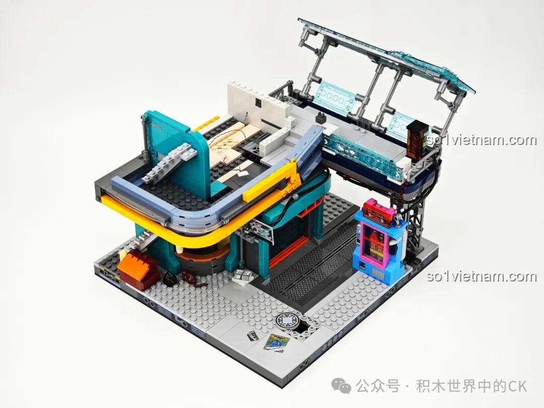 Phần mái của FunWhole F9042 đang được xây dựng, với các chi tiết ăng-ten và mái che.