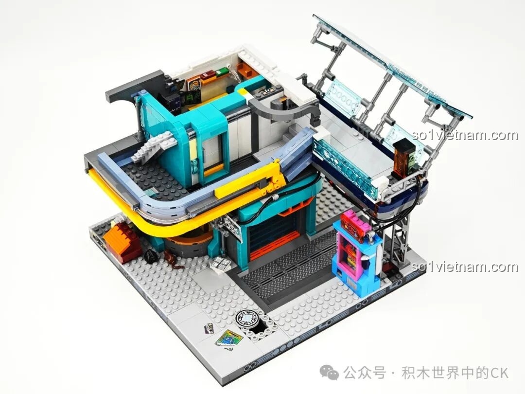 Mô hình FunWhole F9042 Tòa Nhà Căn Hộ Ốc Đảo Neon Thành Phố Cyberpunk đã hoàn thiện, chưa bật đèn, với 7 minifigures.