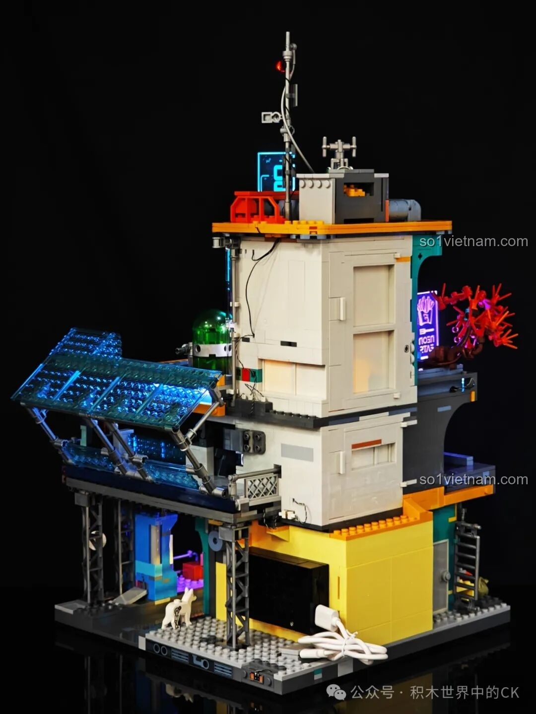 Cận cảnh máy bán hàng tự động với đèn LED hồng tím trong FunWhole F9042.