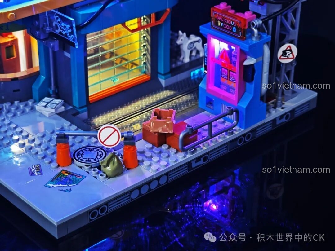 Chi tiết quầy order và nội thất quán ăn ở tầng trệt của FunWhole F9042 với đèn LED vàng ấm.