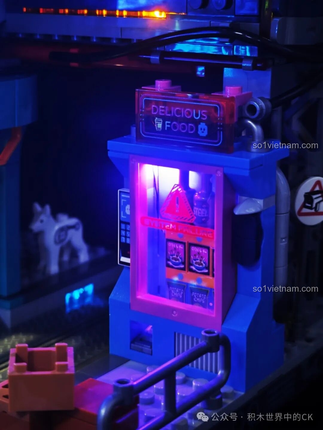 Cửa cuốn và nội thất bên trong một căn hộ của FunWhole F9042 với đèn LED vàng.