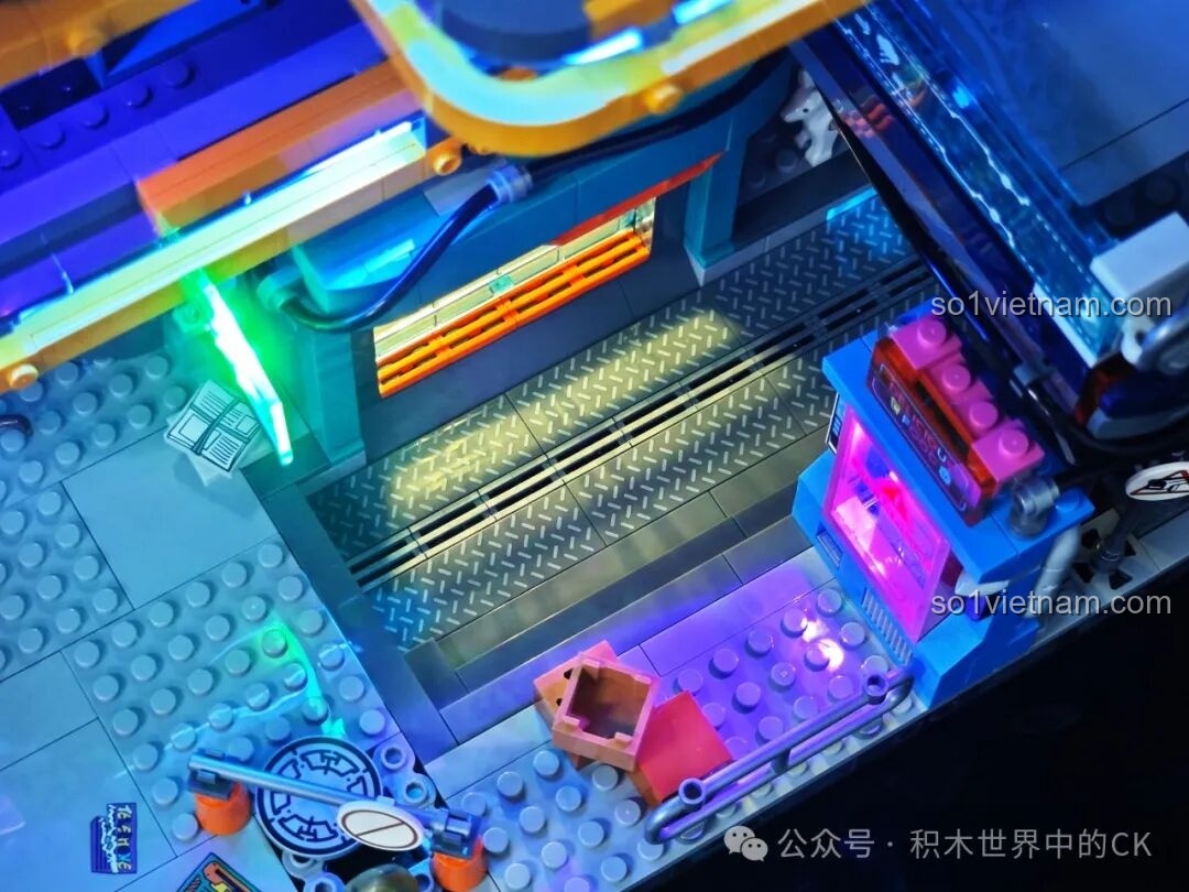 Cận cảnh cửa cuốn của FunWhole F9042 với đèn LED vàng.