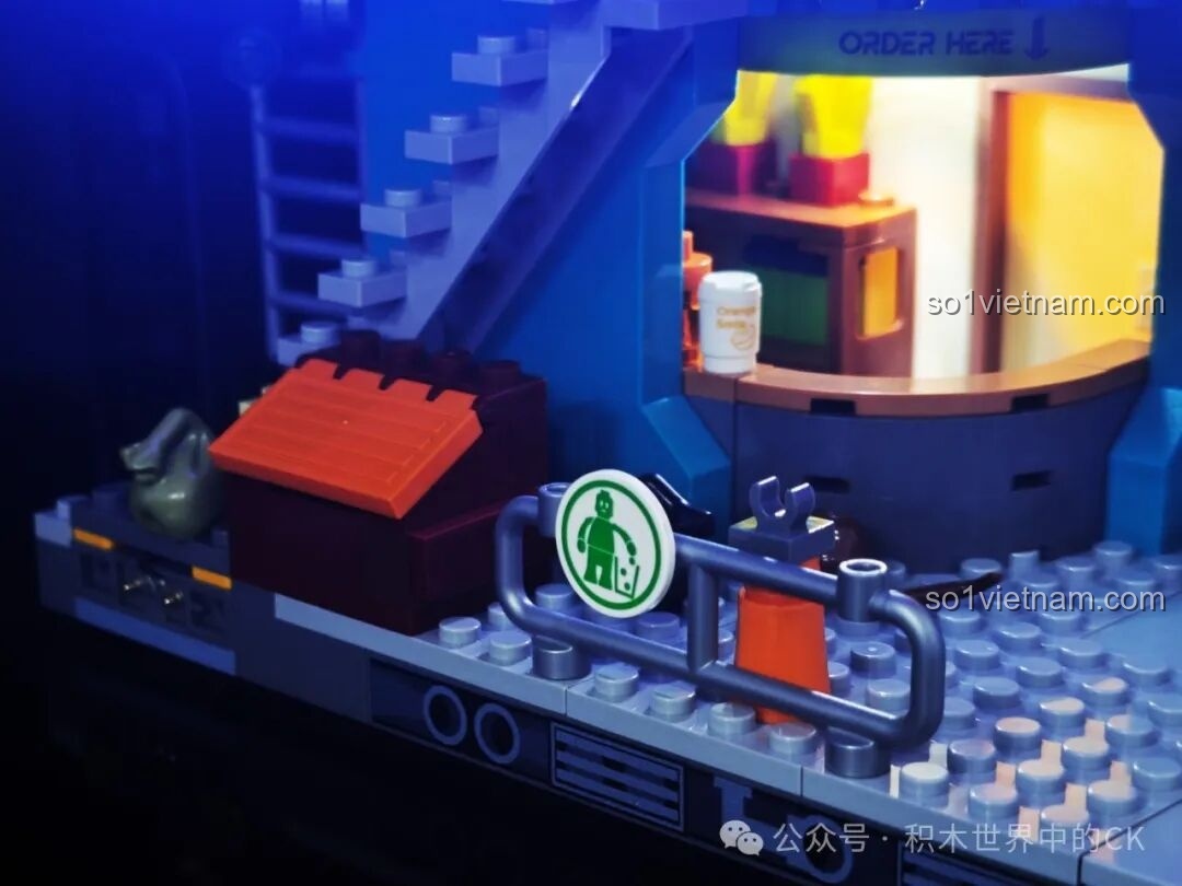 Nội thất phòng làm việc của hacker trong FunWhole F9042 với ghế gaming và đèn LED đỏ.