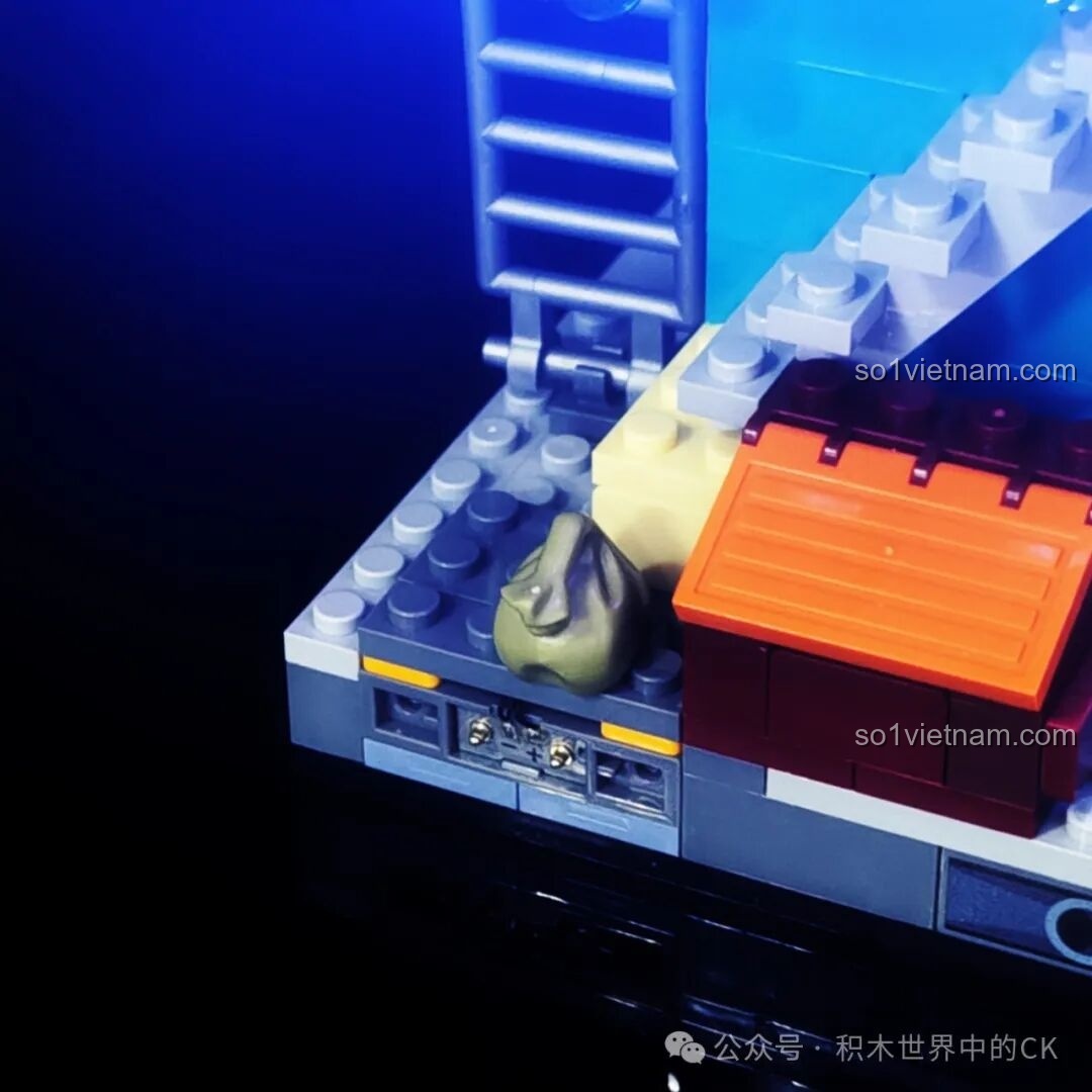 Góc nhìn khác của phòng làm việc hacker trong FunWhole F9042 với đèn LED xanh.