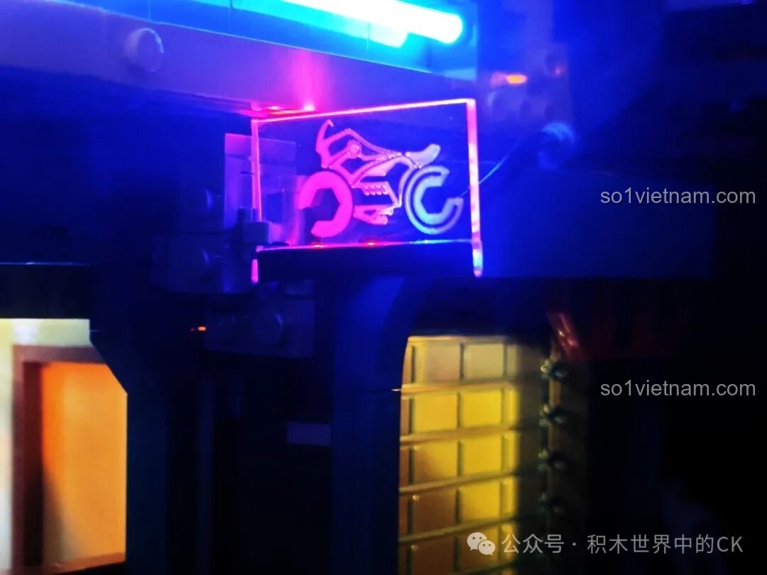 Chi tiết ban công với đèn LED xanh và các tấm kính trong FunWhole F9042.