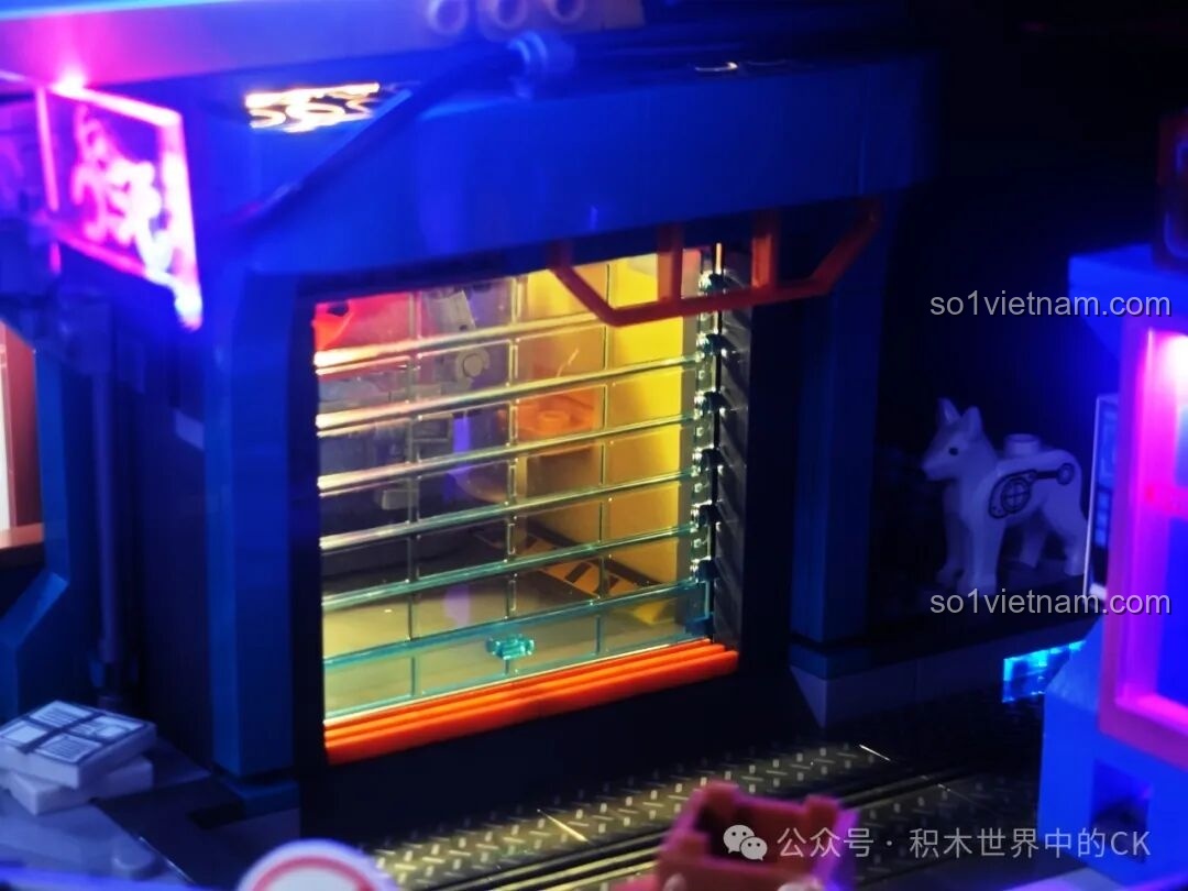 Đường cong đèn LED xanh trên các tầng của FunWhole F9042.