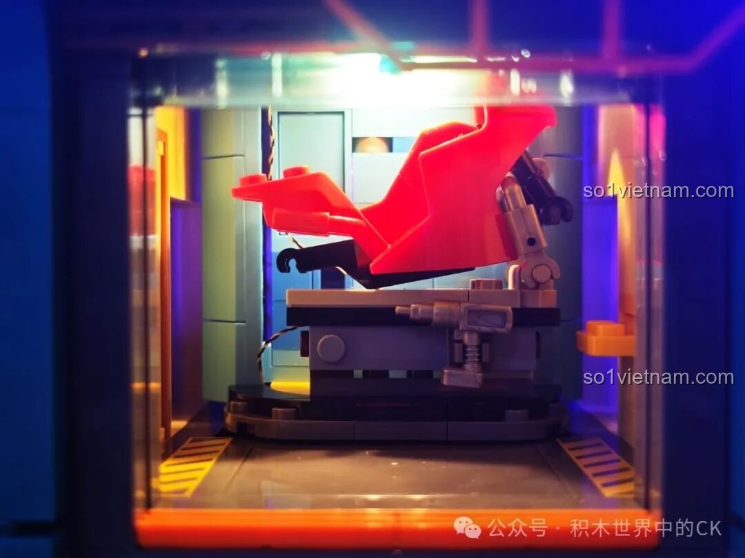 Cầu thang và các tầng của FunWhole F9042 với đèn LED xanh.