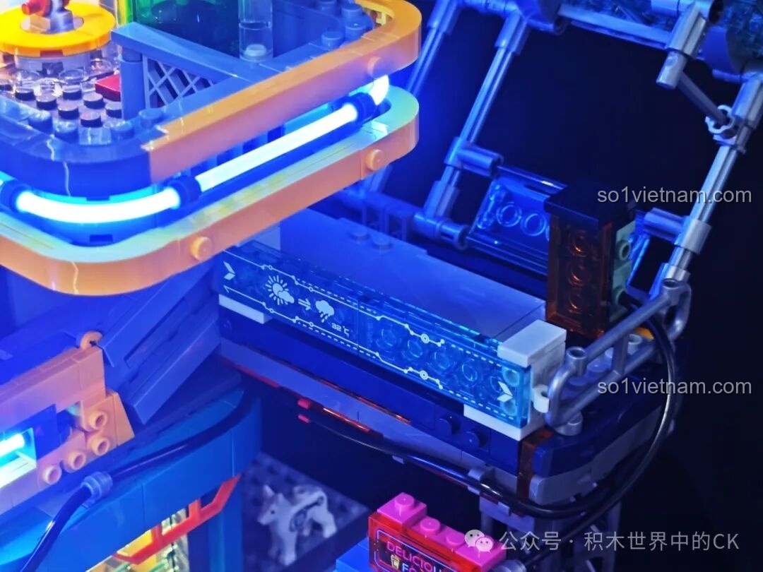 Các tấm pin mặt trời trên mái nhà của FunWhole F9042 với đèn LED xanh.