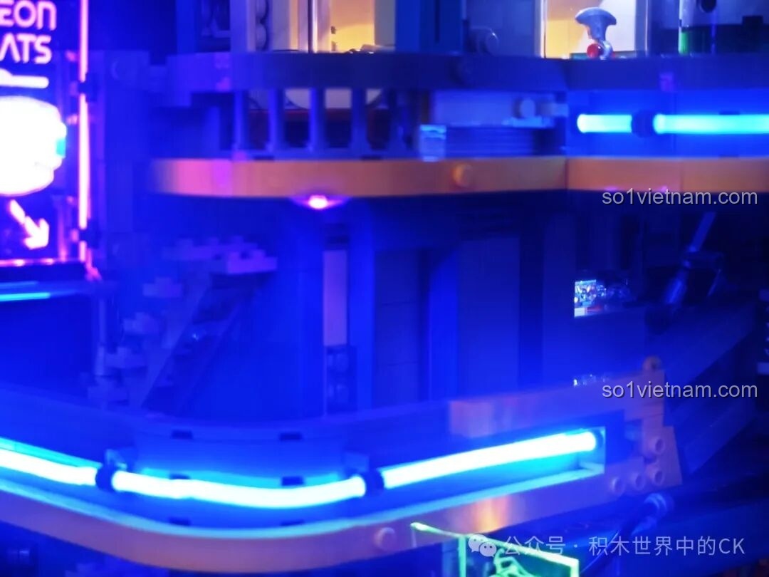 Phần mái của FunWhole F9042 với ăng-ten, quạt thông gió và biển hiệu