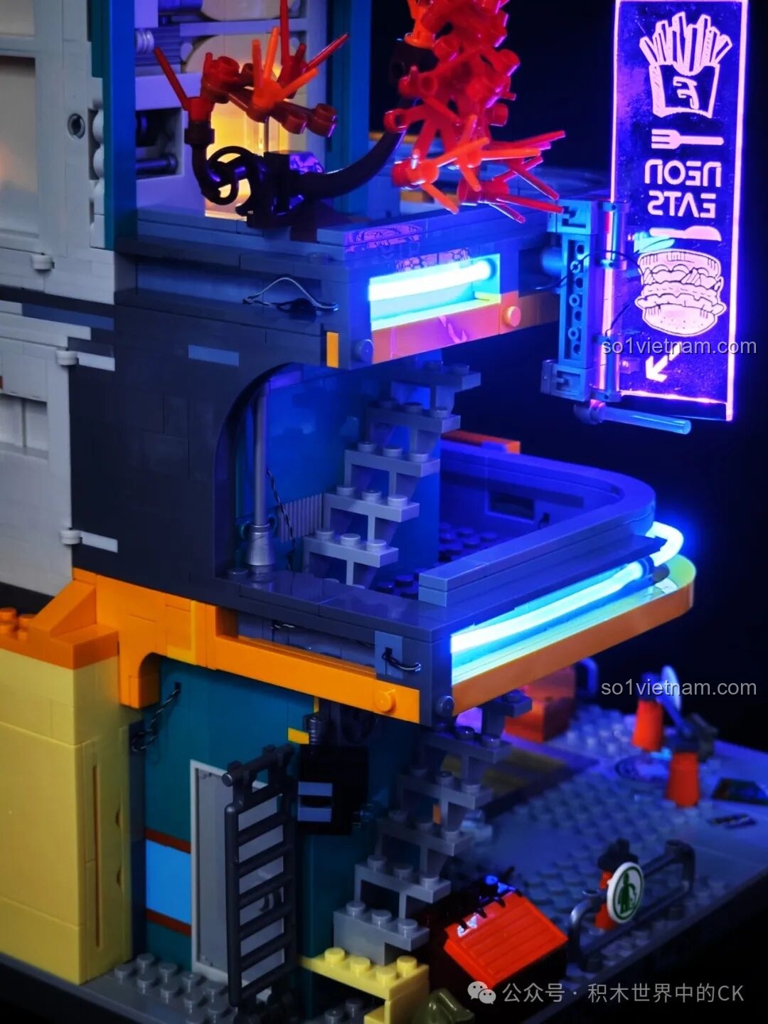 Cận cảnh ăng-ten và radar trên mái nhà của FunWhole F9042.