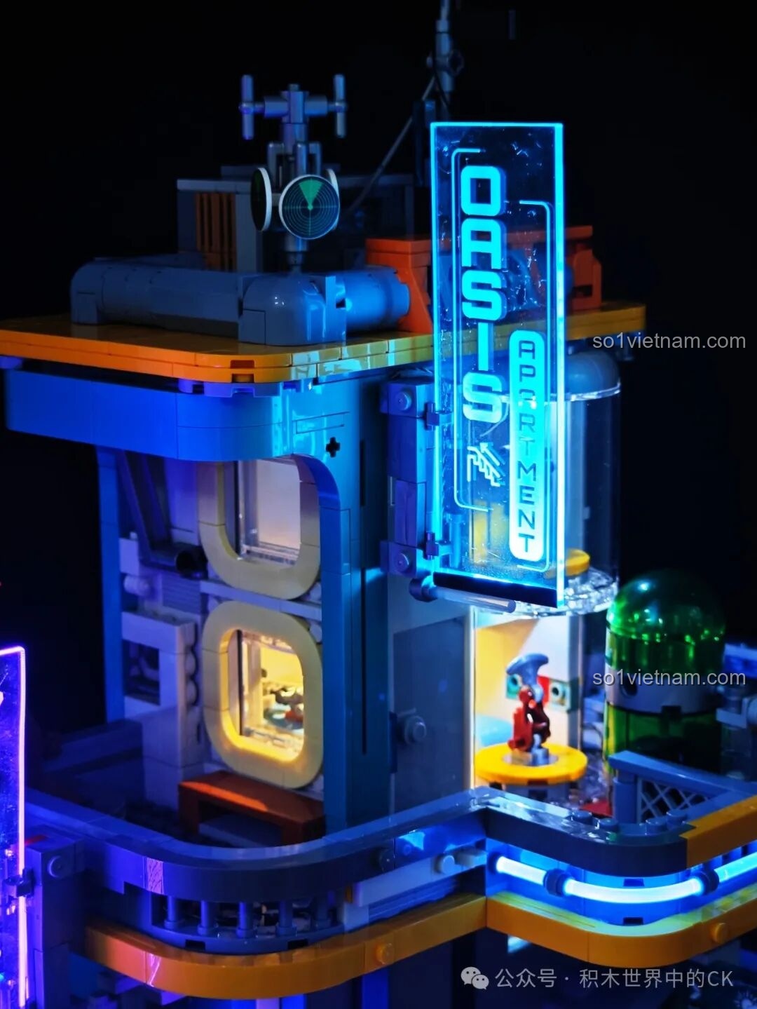 Nội thất bên trong một căn hộ của FunWhole F9042 với cửa mở và đèn LED vàng ấm.