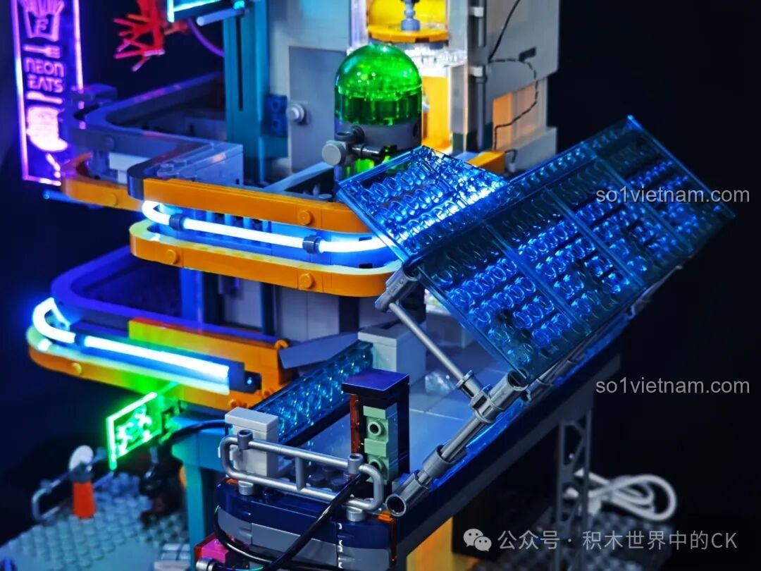 Nội thất phòng tắm của FunWhole F9042 với bồn cầu và vòi hoa sen.