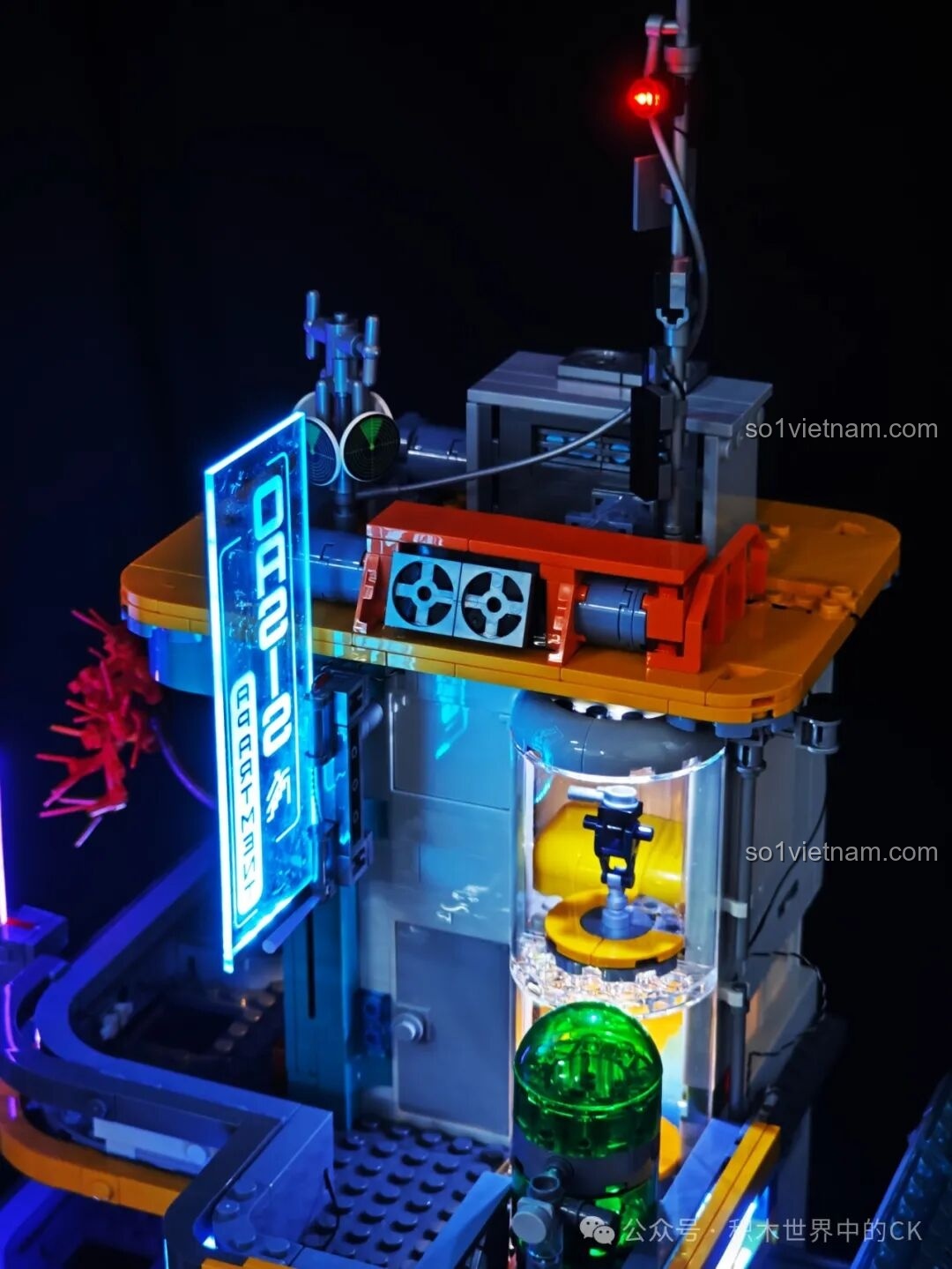 Chi tiết kệ sách và tranh treo tường trong căn hộ của FunWhole F9042.