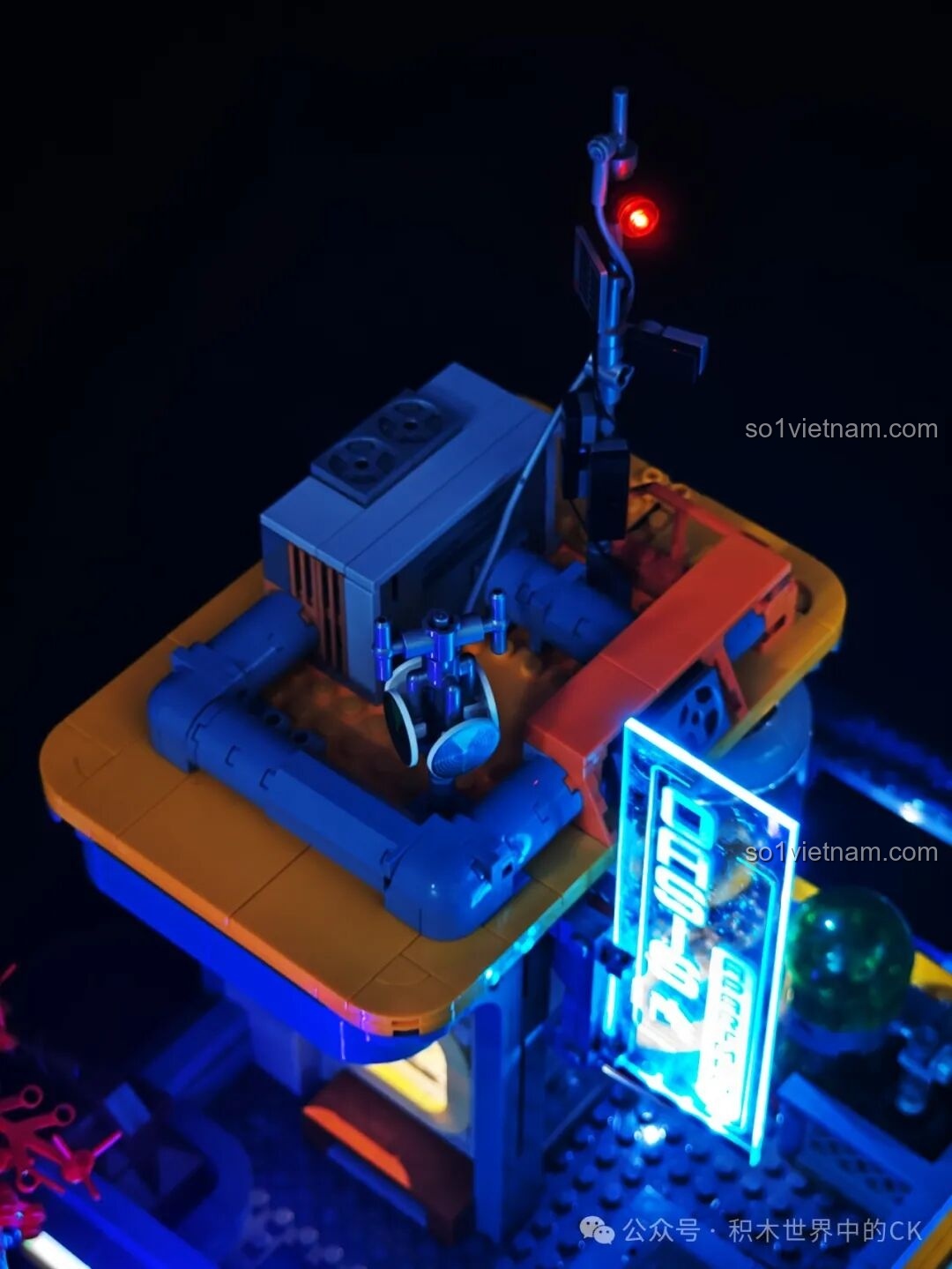 Nội thất phòng làm việc với ghế và màn hình máy tính trong FunWhole F9042.