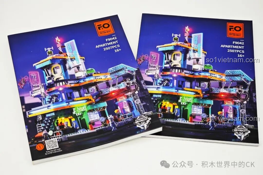 Hai cuốn sách hướng dẫn lắp ráp của bộ FunWhole F9042 Tòa Nhà Căn Hộ Ốc Đảo Neon Thành Phố Cyberpunk.
