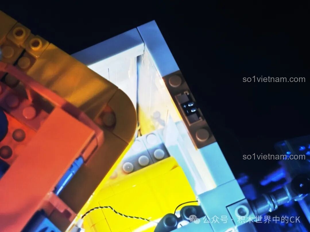 Cận cảnh bàn làm việc với các dụng cụ và băng cassette trong FunWhole F9042.