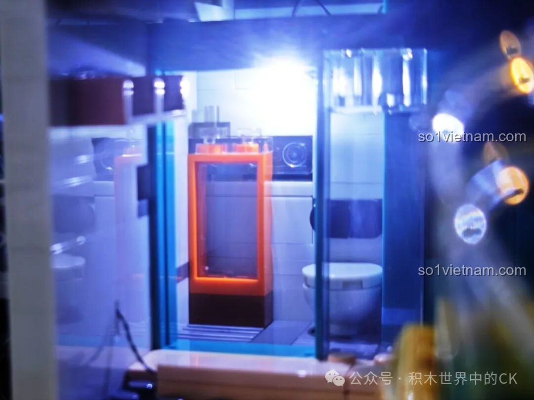 7 minifigures của FunWhole F9042 đứng trước mô hình đã lắp ráp với đèn LED xanh.