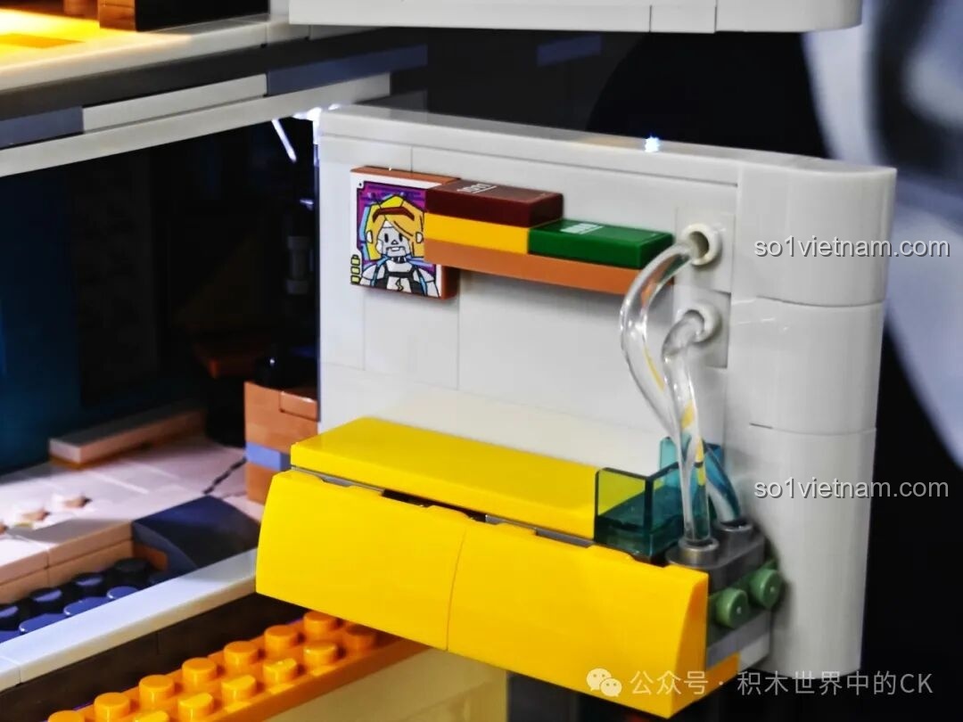 Minifigure với tóc xù đứng trước máy bán hàng tự động trong FunWhole F9042.