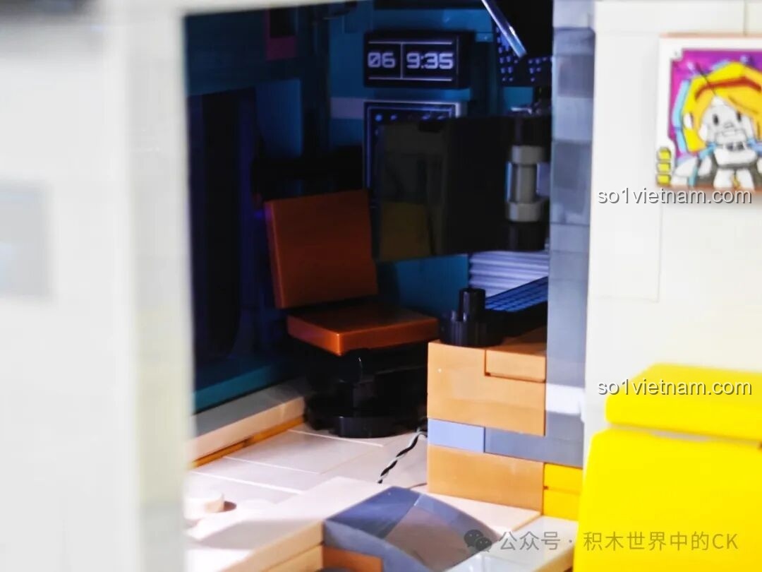 Minifigure với tóc hồng ngồi trên ban công của FunWhole F9042.