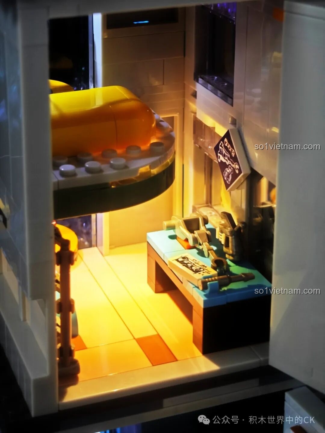 Minifigure đầu bếp đứng trước quán ăn ở tầng trệt của FunWhole F9042.