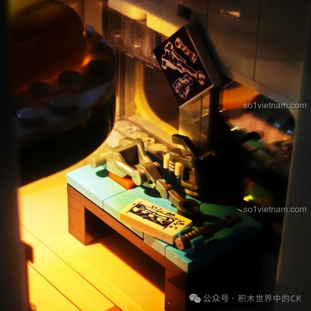 Minifigure với tóc vàng và kính râm đứng trên ban công của FunWhole F9042.