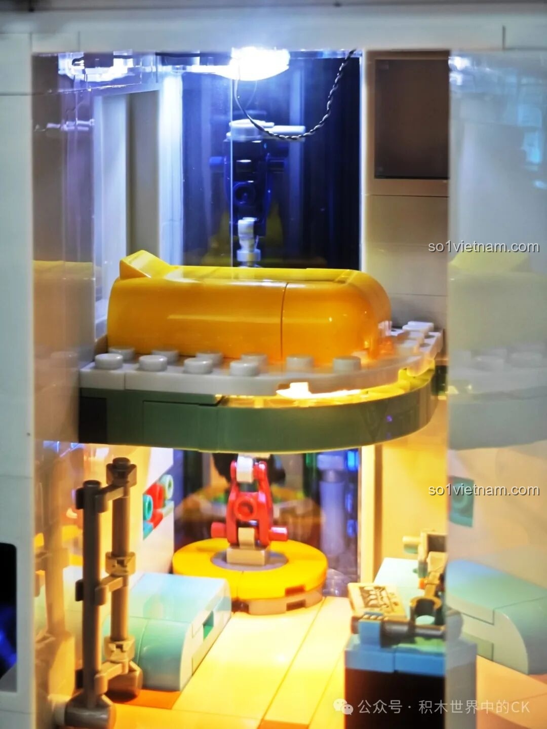 Minifigure với áo khoác xanh và mũ đứng trên ban công của FunWhole F9042.