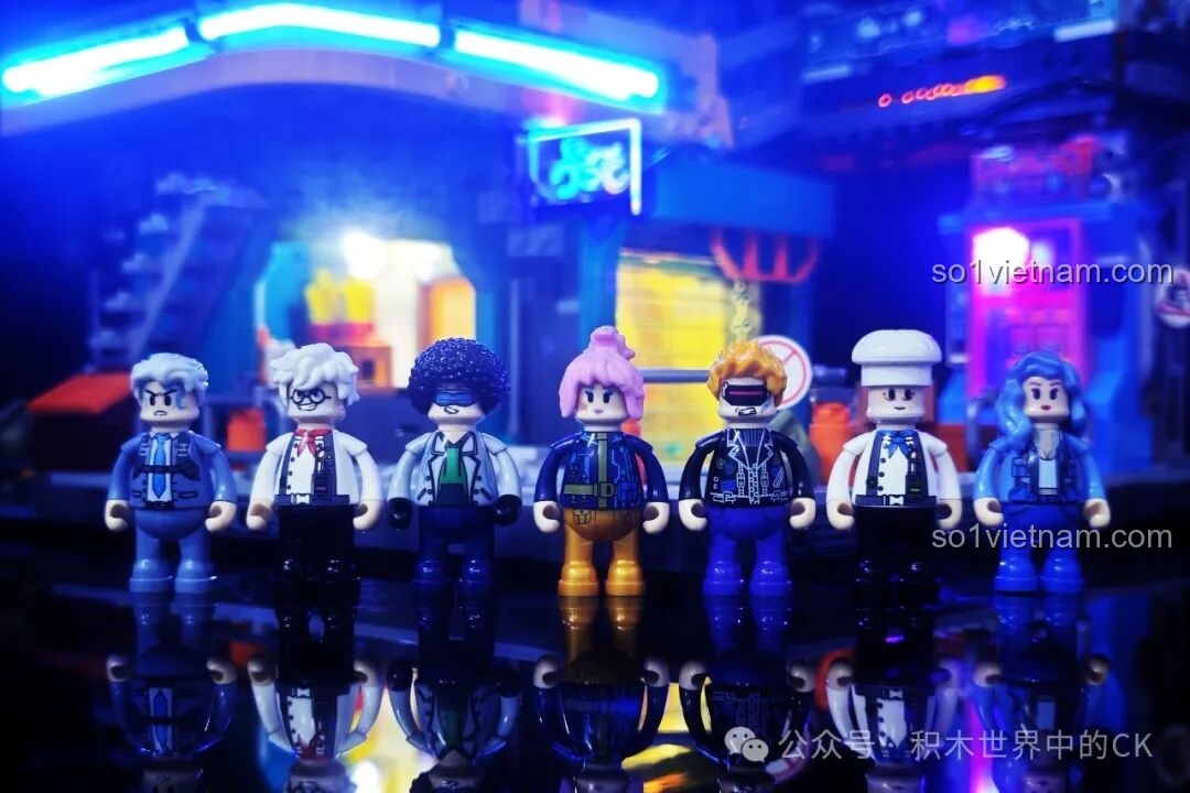 Minifigure với áo sơ mi trắng và cà vạt đứng trên ban công của FunWhole F9042.