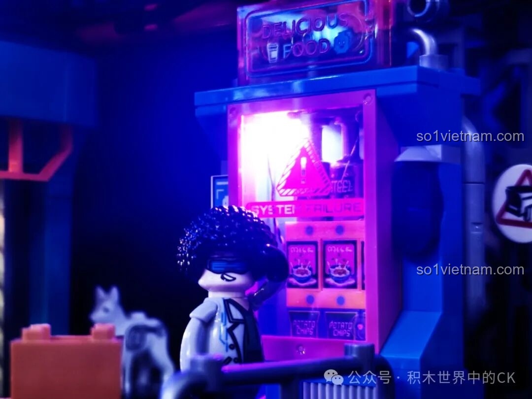 Minifigure với áo khoác xanh và quần jean đứng trên ban công của FunWhole F9042.