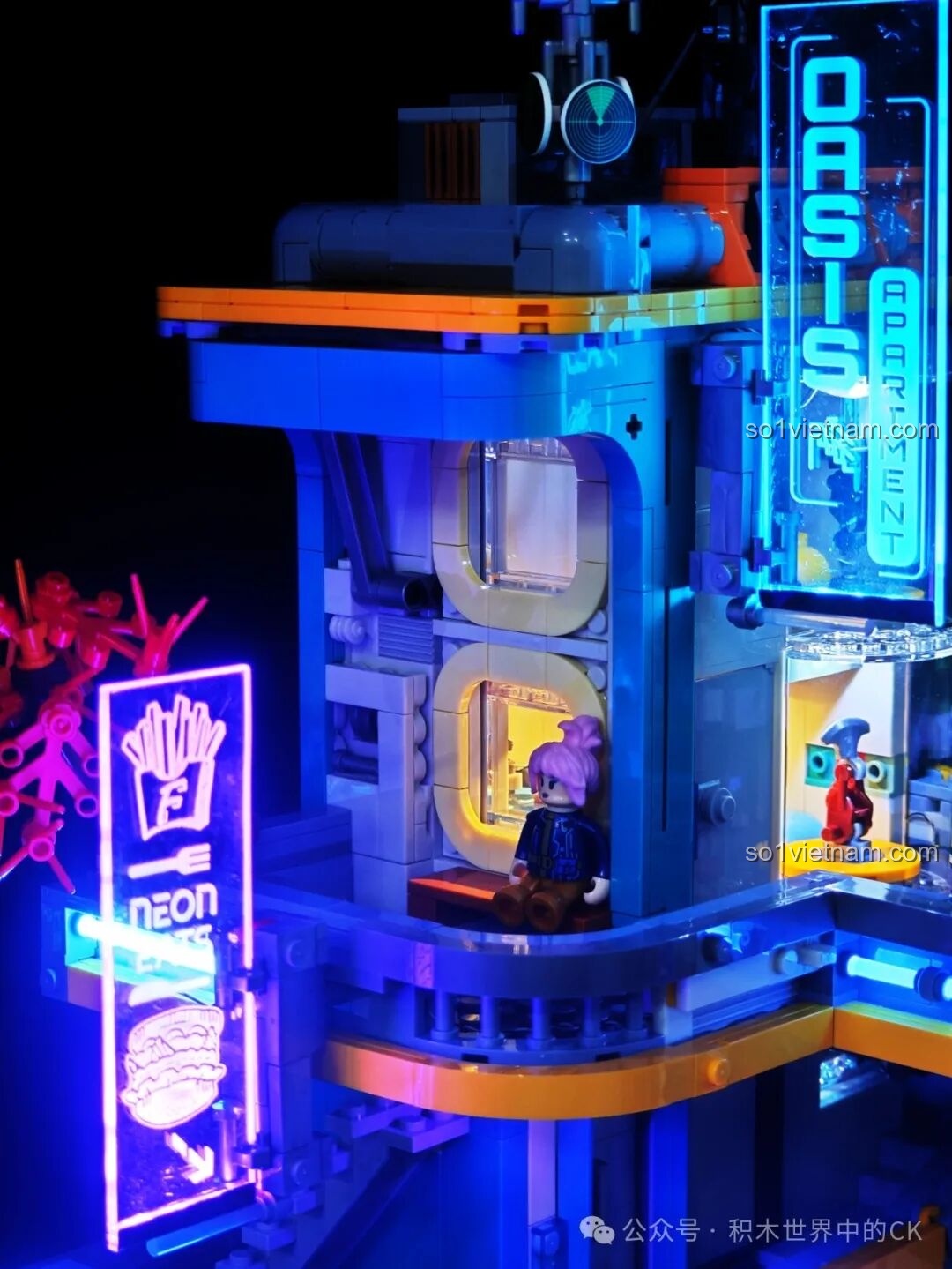 Minifigure với áo khoác đen và kính râm đứng trên ban công của FunWhole F9042.