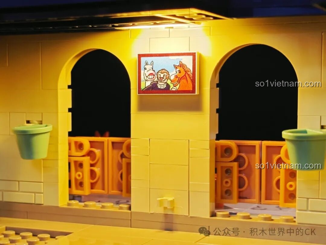 Không gian bên trong gác mái của mô hình FunWhole F9080 với các dụng cụ, cúp và huân chương.