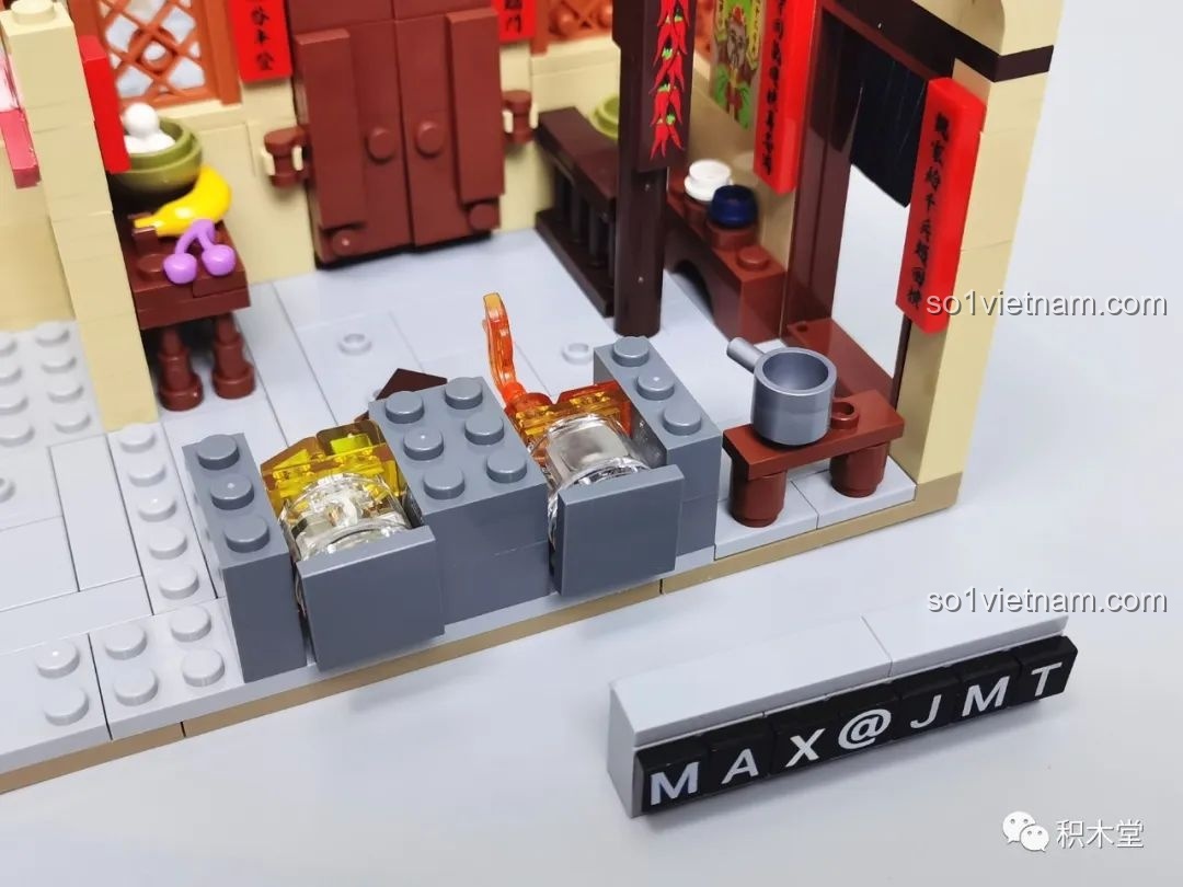 Hai viên gạch đèn được lắp đặt trong khu vực bếp để tạo hiệu ứng ánh lửa.