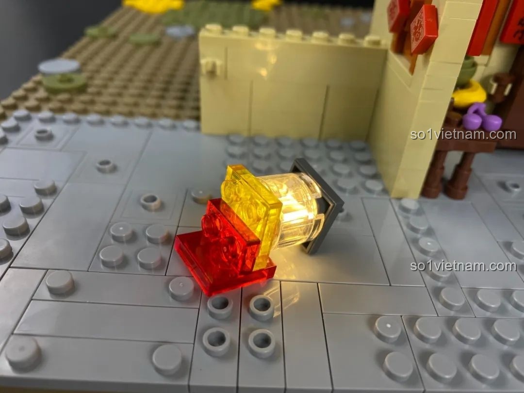 Viên gạch phát sáng (light brick) được sử dụng để tạo hiệu ứng lửa cháy trong bếp lò.