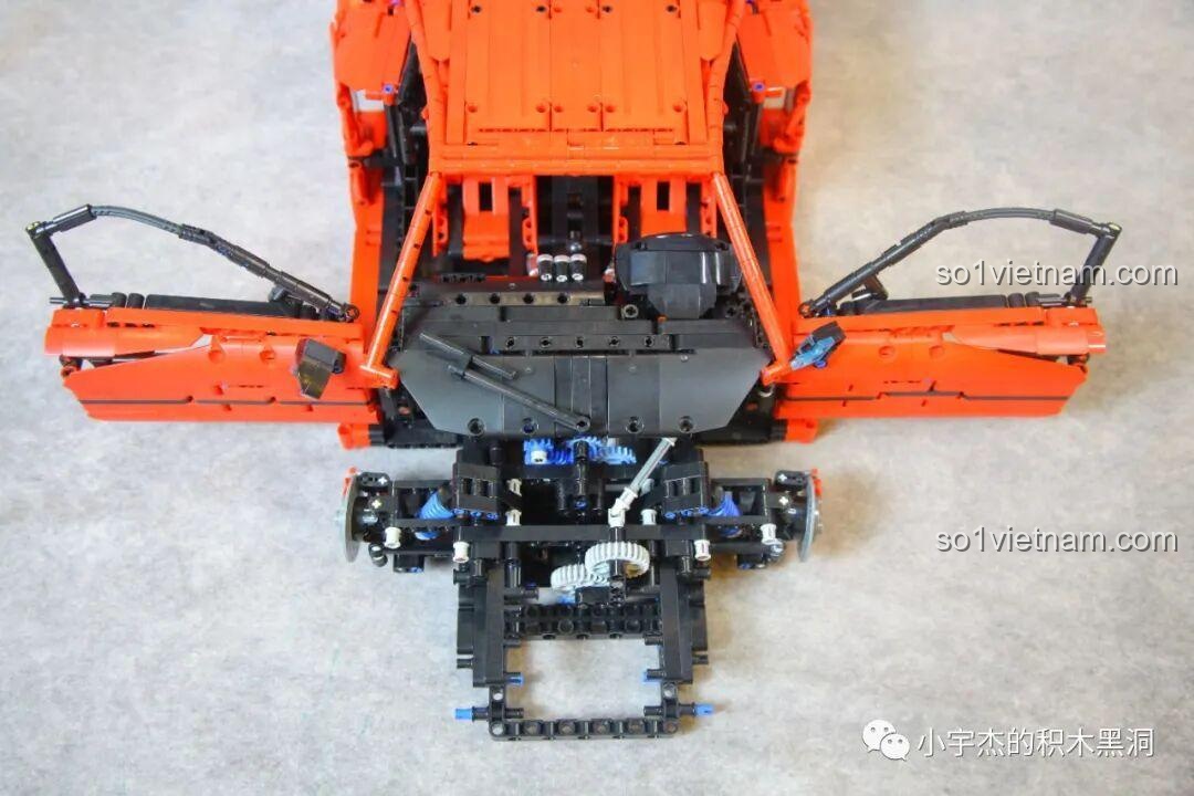 Quá trình gắn hai cánh cửa và module đầu xe vào khung chính của mô hình CBOX X001 Ferrari F40, hoàn thiện hình dáng xe.