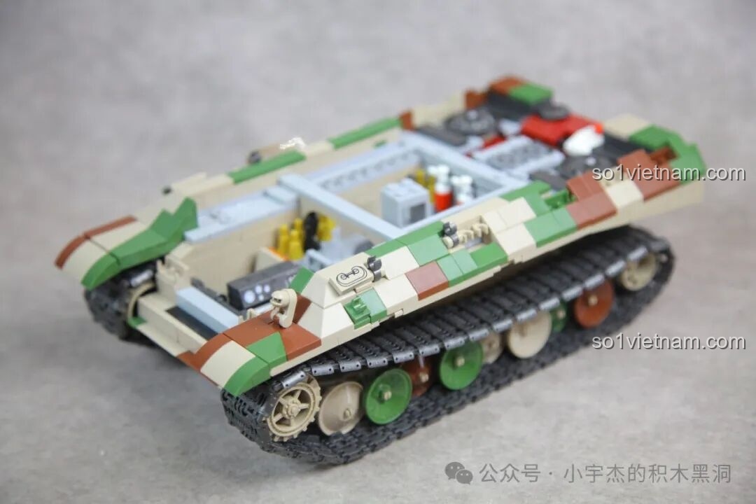 Quá trình gắn các mảng giáp ngụy trang lên phần thân trên của mô hình xe tăng Panther G 100252.