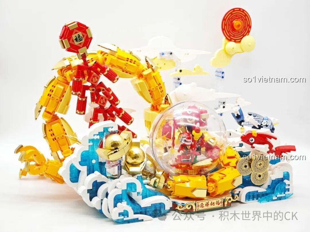 Đặt quả cầu ngọc trong suốt vào vị trí trung tâm của mô hình Rồng Vàng Ôm Ngọc Keeppley K19908.