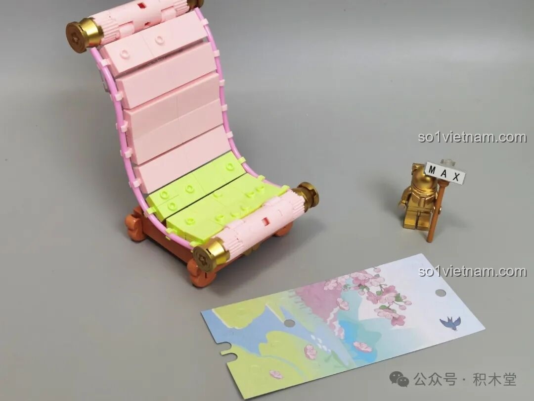 Gắn tấm nền tranh in hình hoa anh đào vào khung cuộn tranh của bộ TOP TOY Nanci mùa Xuân.