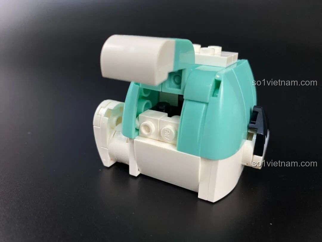 Gắn hai tay cho figure Pochacco, hoàn thiện phần thân của mô hình lắp ráp.