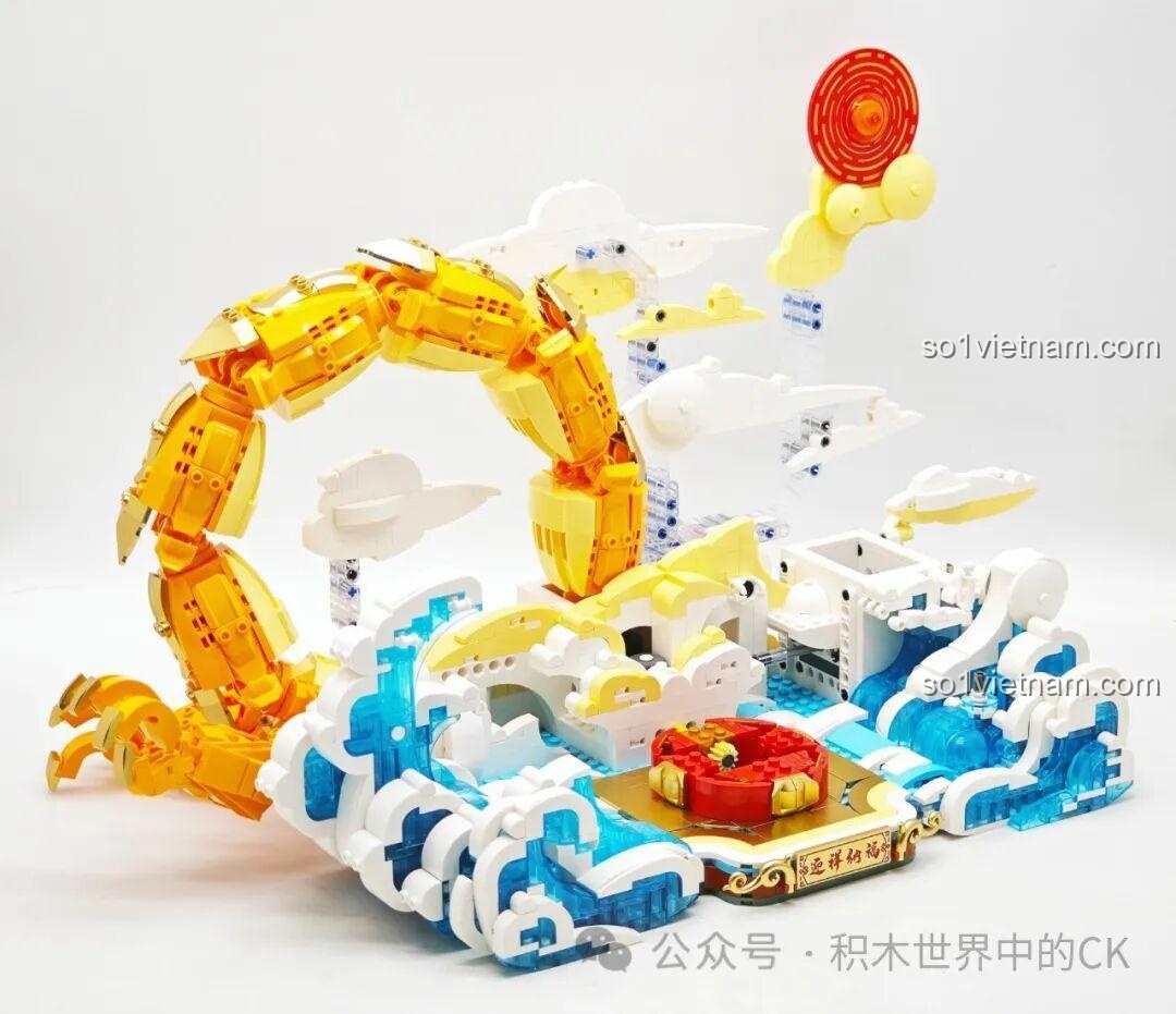 Gắn phần thân rồng đã lắp ráp hoàn chỉnh vào phần đế của mô hình Keeppley K19908 Rồng Vàng Ôm Ngọc.