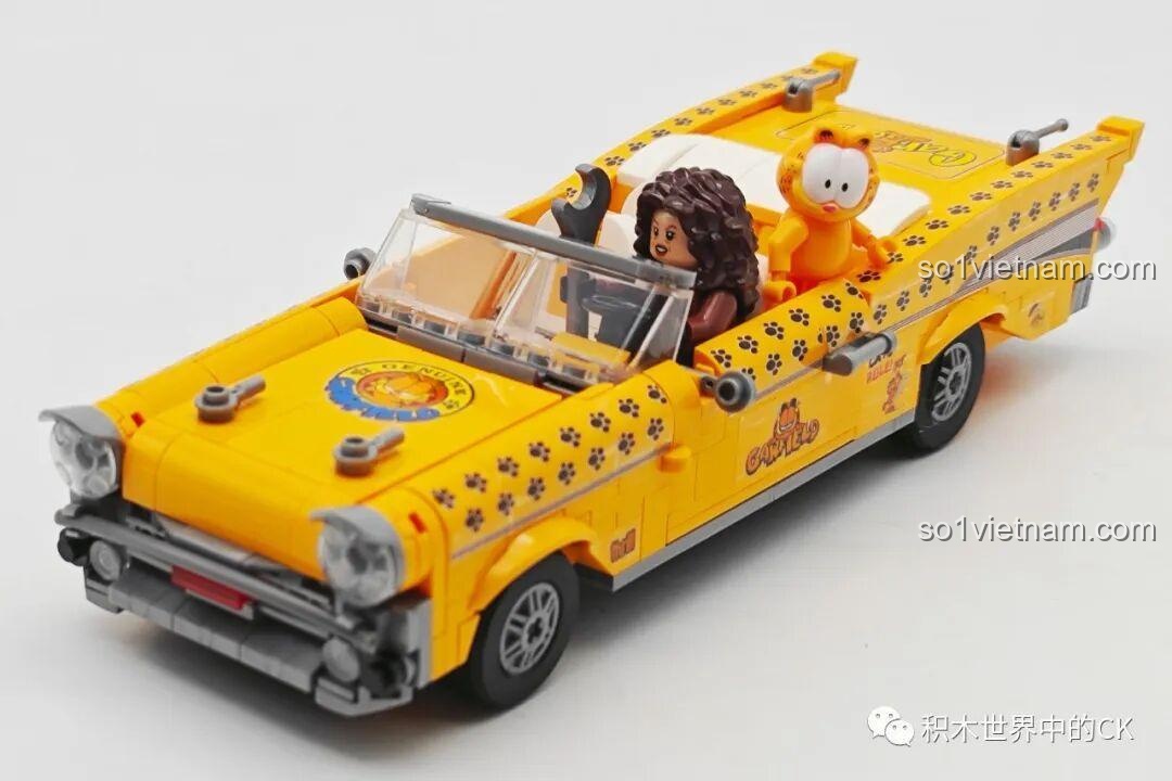 Hình ảnh minifigure Garfield và một nhân vật khác ngồi trong chiếc xe mui trần Balody 20141, sẵn sàng cho chuyến đi.